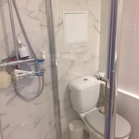 Superb With Free Parking On Site 아파트 *